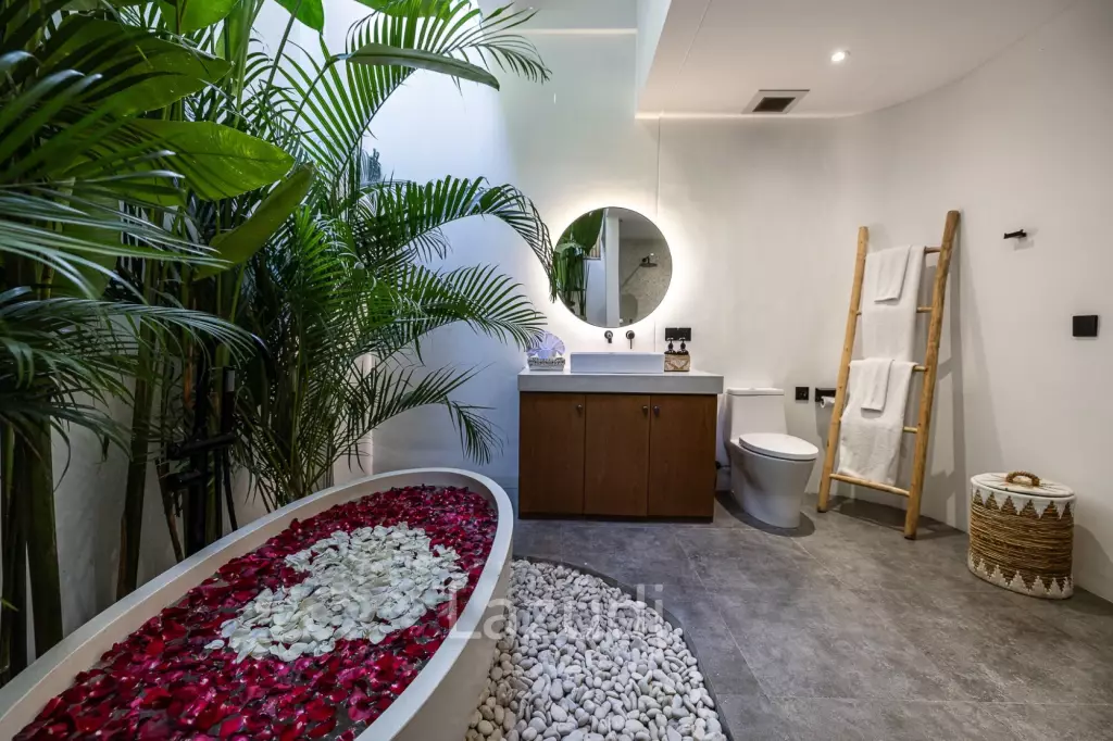 Grand 4-Bedroom Villa – Steps from Batu Bolong Beach, Canggu
