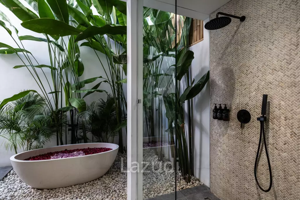 Grand 4-Bedroom Villa – Steps from Batu Bolong Beach, Canggu