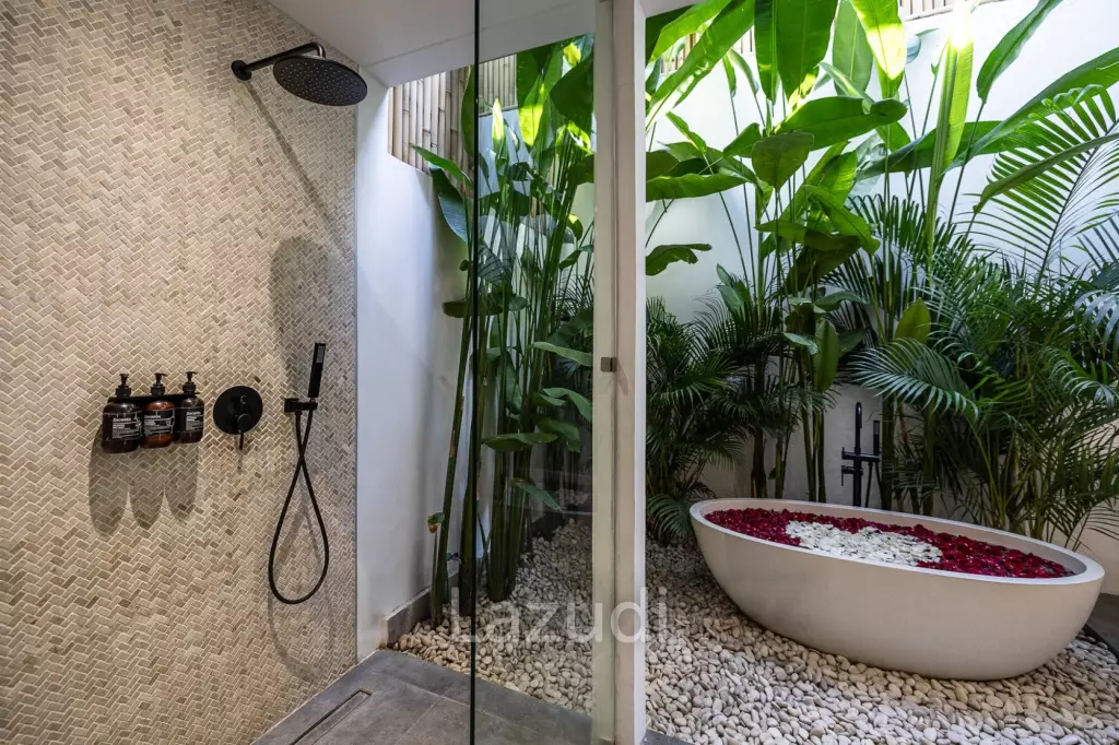 Grand 4-Bedroom Villa – Steps from Batu Bolong Beach, Canggu