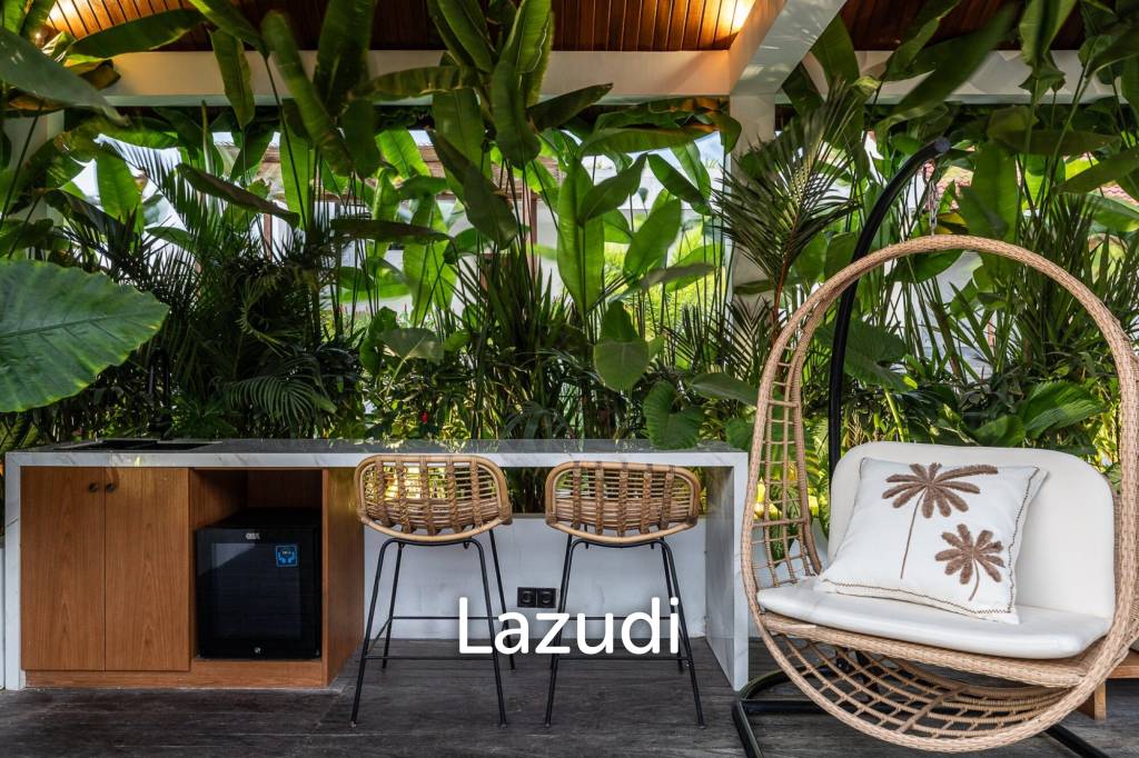 Grand 4-Bedroom Villa – Steps from Batu Bolong Beach, Canggu