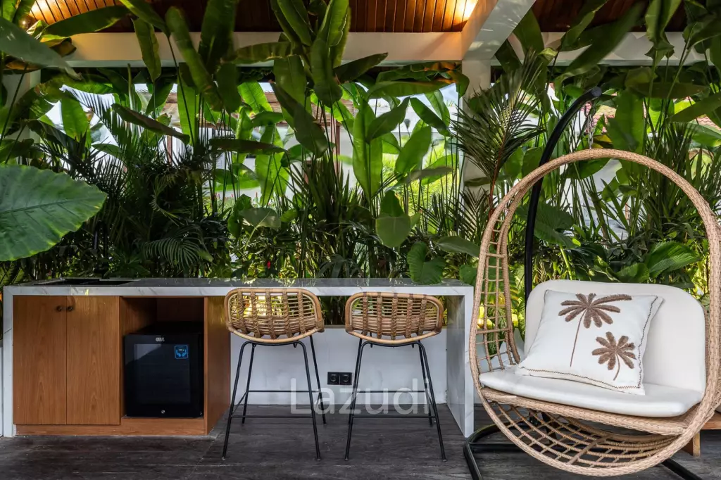 Grand 4-Bedroom Villa – Steps from Batu Bolong Beach, Canggu