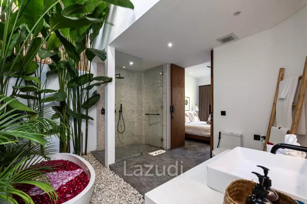 Grand 4-Bedroom Villa – Steps from Batu Bolong Beach, Canggu