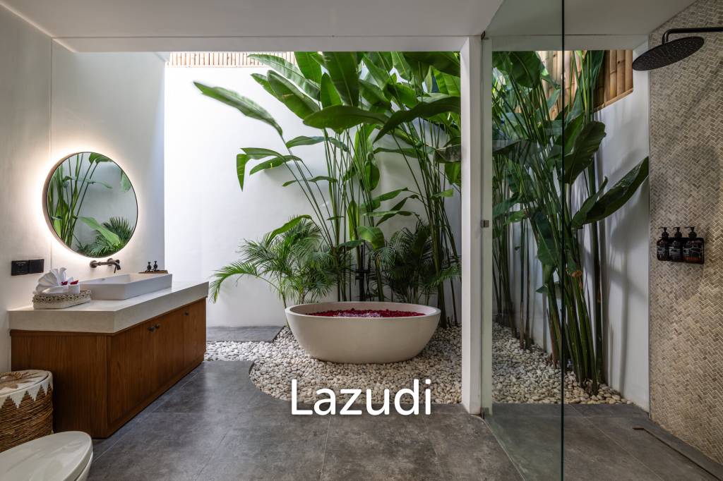 Grand 4-Bedroom Villa – Steps from Batu Bolong Beach, Canggu