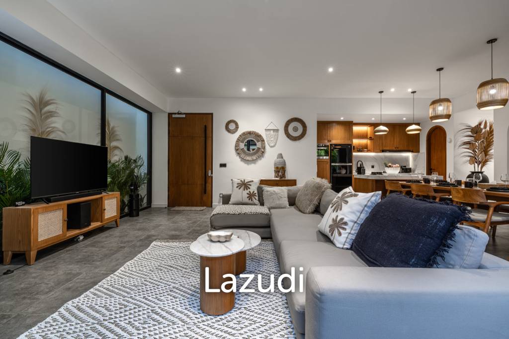 Grand 4-Bedroom Villa – Steps from Batu Bolong Beach, Canggu