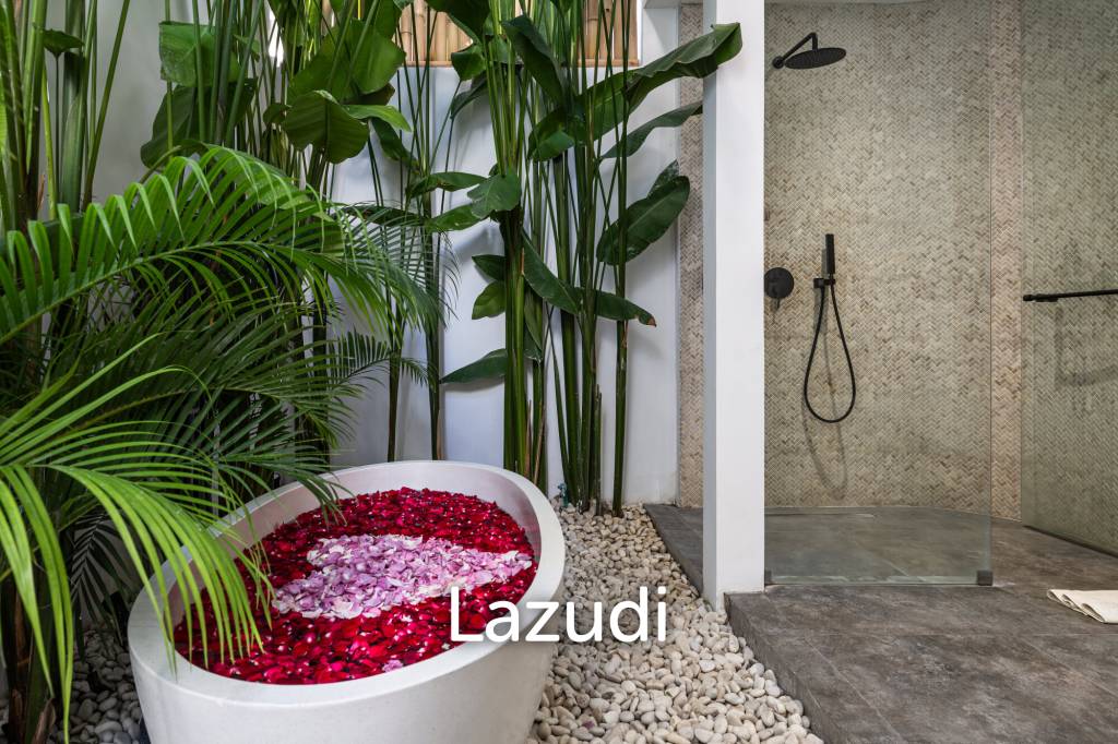 Grand 4-Bedroom Villa – Steps from Batu Bolong Beach, Canggu