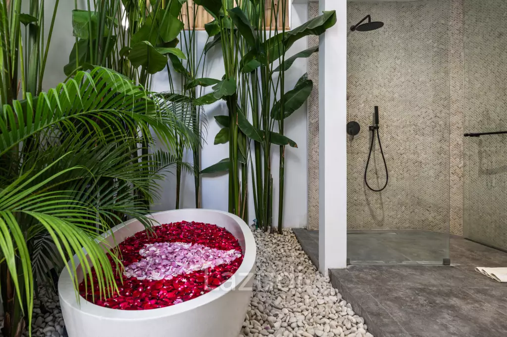 Grand 4-Bedroom Villa – Steps from Batu Bolong Beach, Canggu