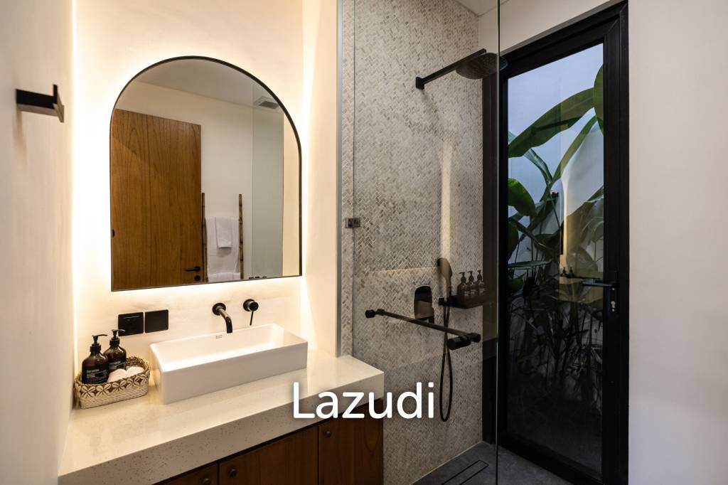 Premium 7-Bedroom Villa – Steps from Batu Bolong Beach, Canggu