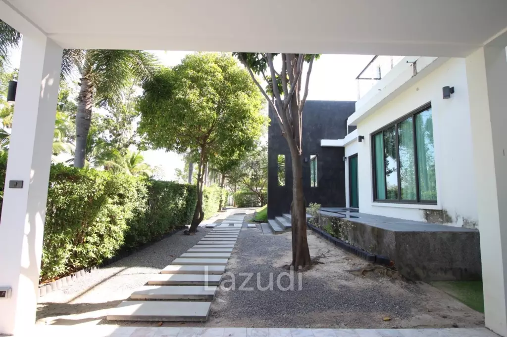 Luxury Modern Beachfront Villa in Hua Hin