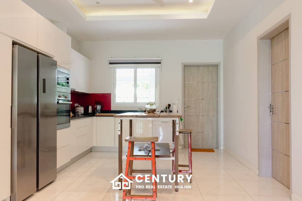 SMART HOUSE VALLEY : Elegant 3-Bedroom Villa with Pool