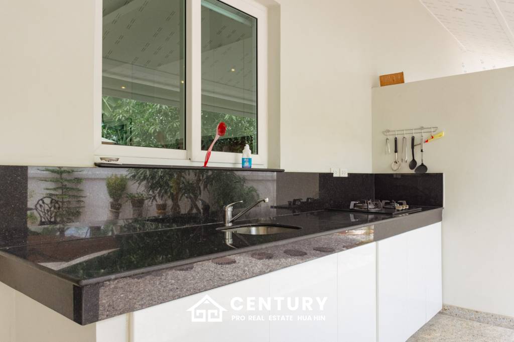 SMART HOUSE VALLEY : Elegant 3-Bedroom Villa with Pool