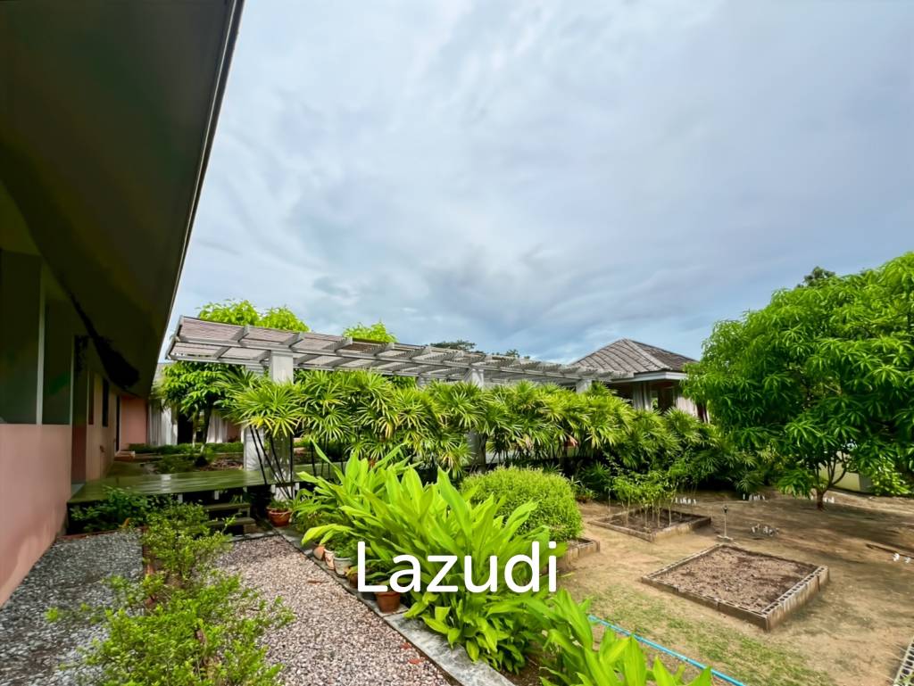 Elegant Eco-Design 5-Bedroom Villa on Over 2 Rai in Springfield Village