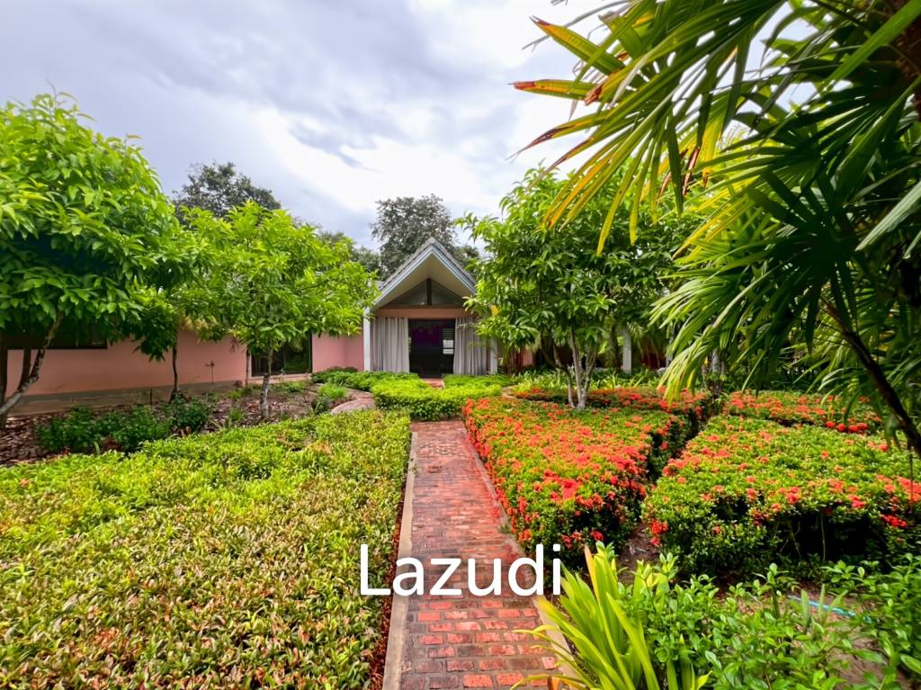Elegant Eco-Design 5-Bedroom Villa on Over 2 Rai in Springfield Village