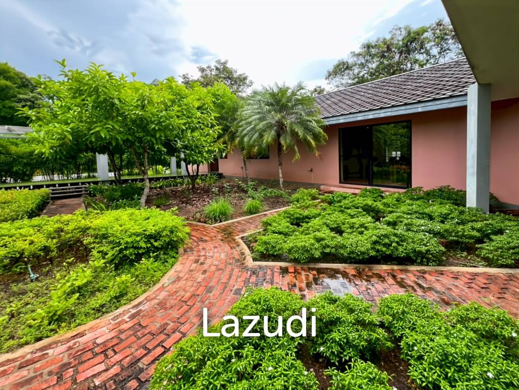 Elegant Eco-Design 5-Bedroom Villa on Over 2 Rai in Springfield Village