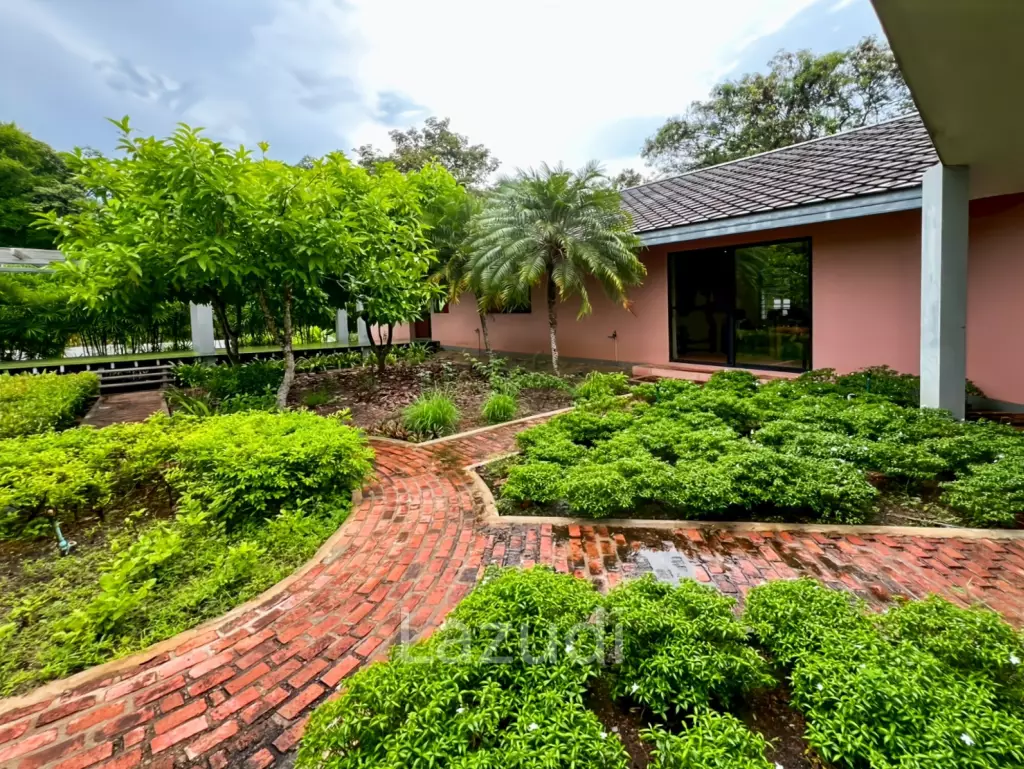Elegant Eco-Design 5-Bedroom Villa on Over 2 Rai in Springfield Village