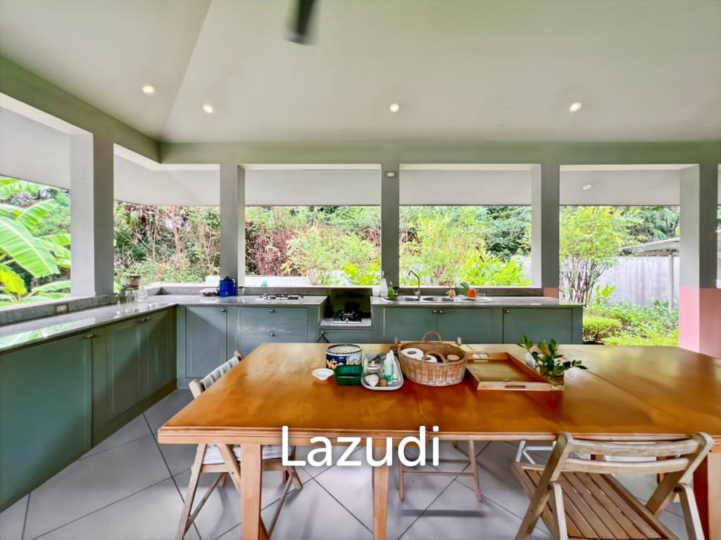 Elegant Eco-Design 5-Bedroom Villa on Over 2 Rai in Springfield Village