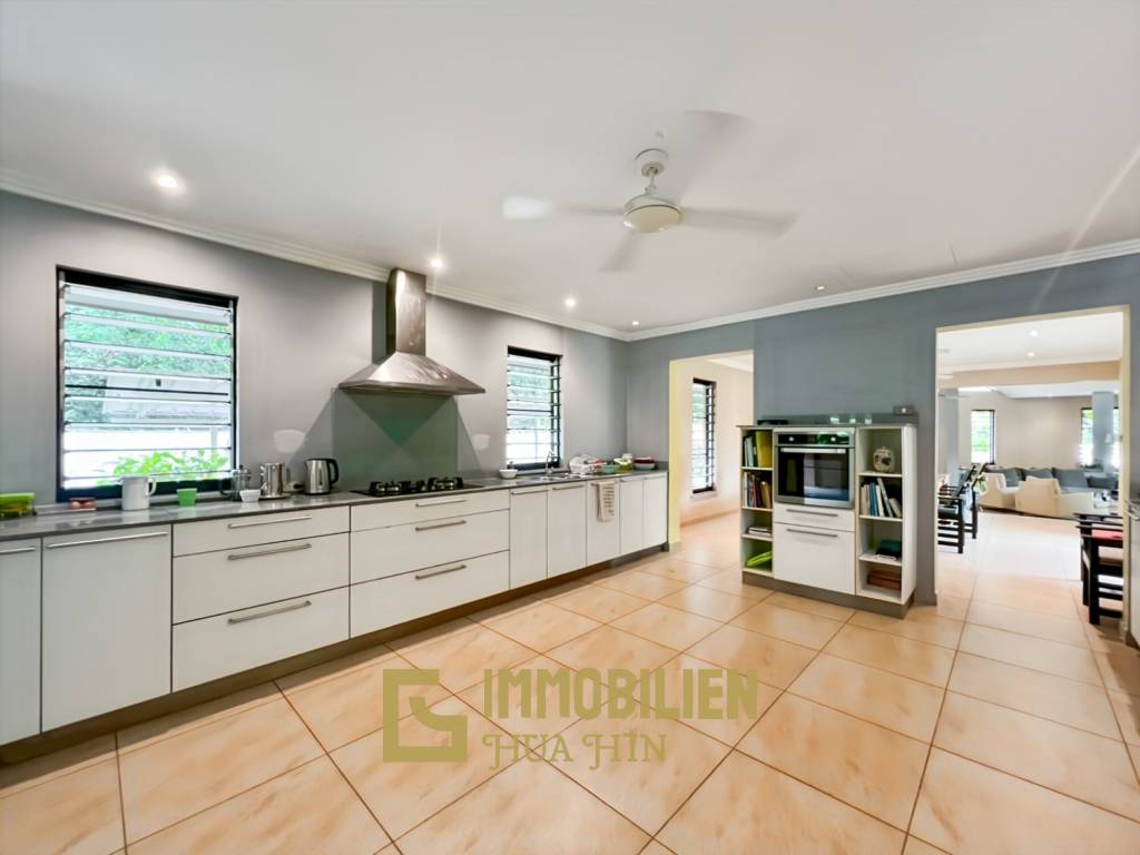 3200 คิว м участка / 1,000 คิว ในชีวิตของฉันมีสนามกอล์ฟและสปารีสอร์ท