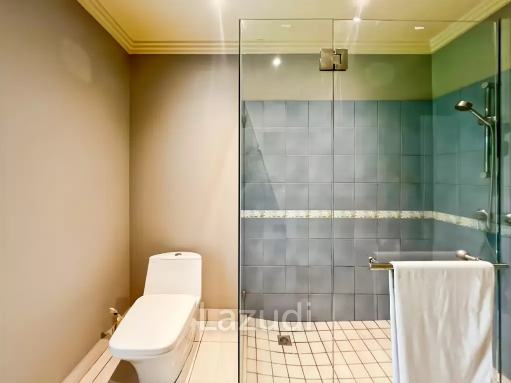 Elegant Eco-Design 5-Bedroom Villa on Over 2 Rai in Springfield Village