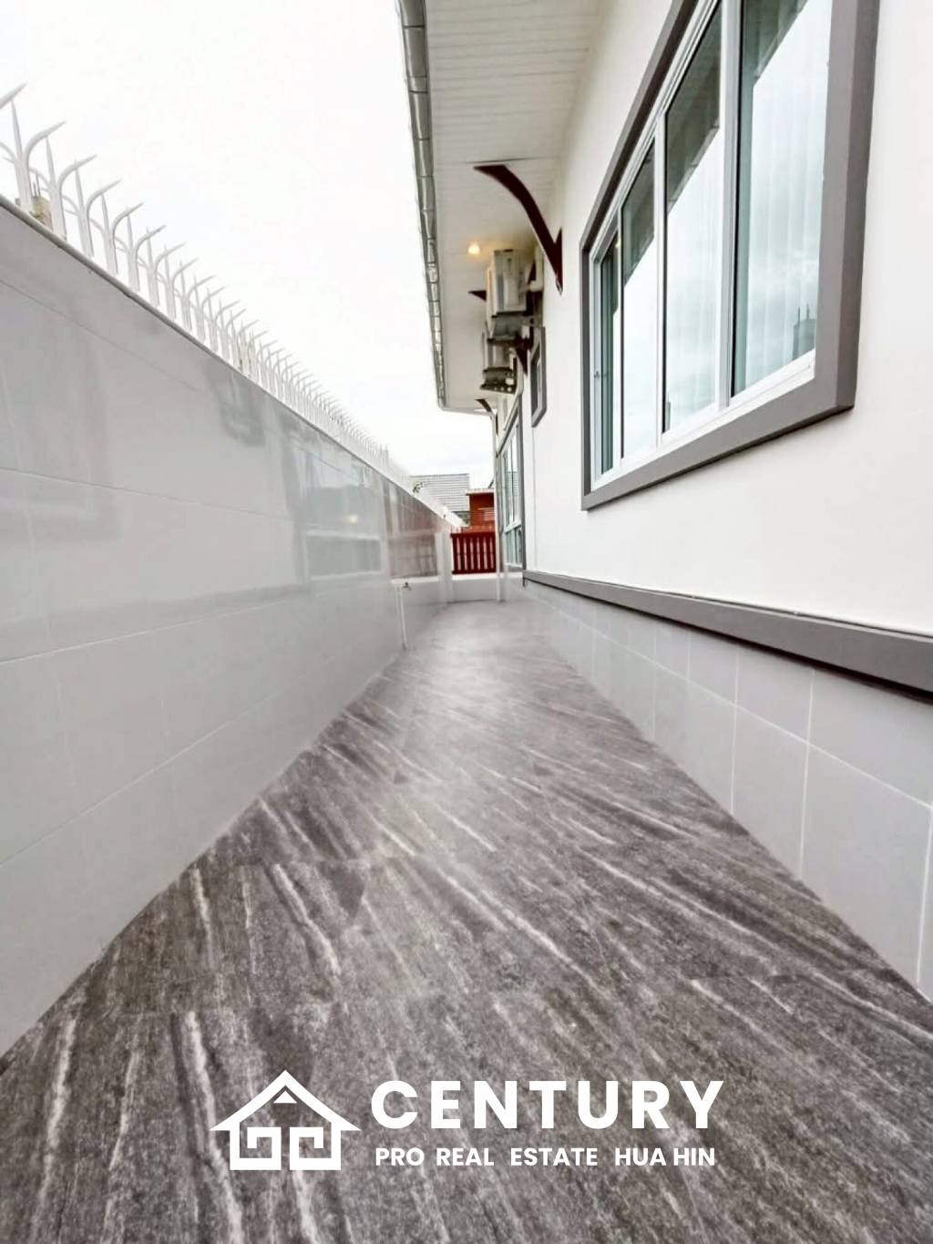 COZY SINGLE HOUSE IN MON MAI : 2 bed great value