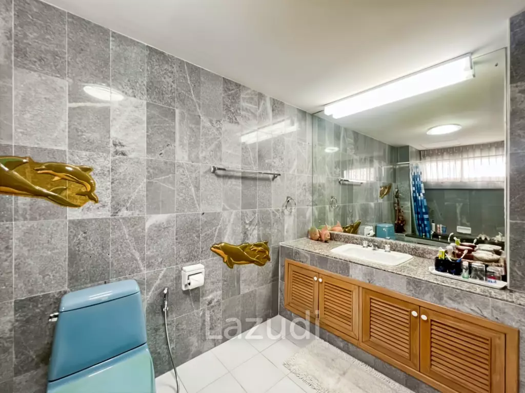Stunning Ocean View 2-Bed Condo 144 Sqm in Regent Villa Condo