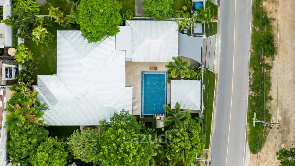 Pet-Friendly 5-Bedroom Villa with Private Garden near Layan Beach