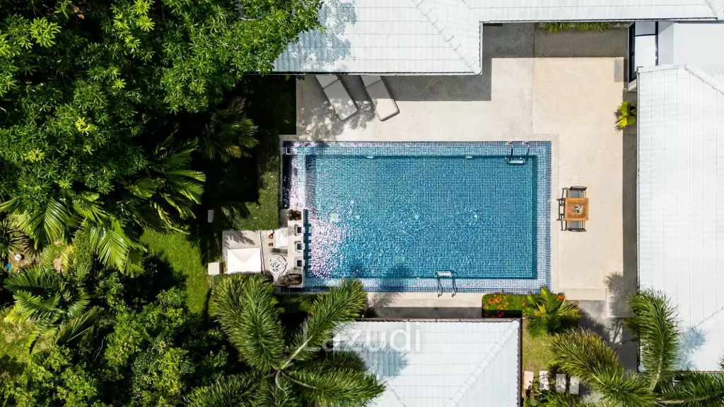 Pet-Friendly 5-Bedroom Villa with Private Garden near Layan Beach