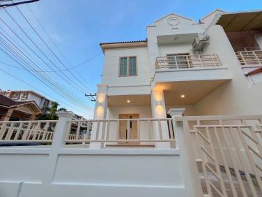 Two-Storey Semi-Detached House for Rent in the Heart of Patong Two-Storey Semi-Detached House for Rent in the Heart of Patong