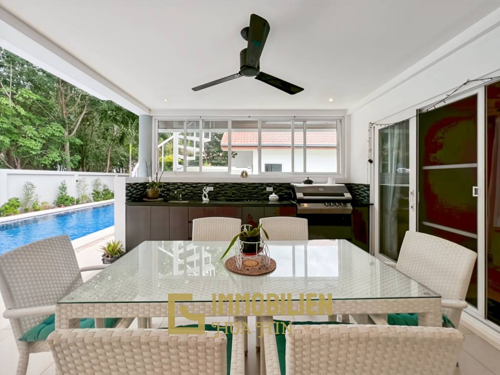 Großes Grundstück / 4 Schlafzimmer und 4 Bäder