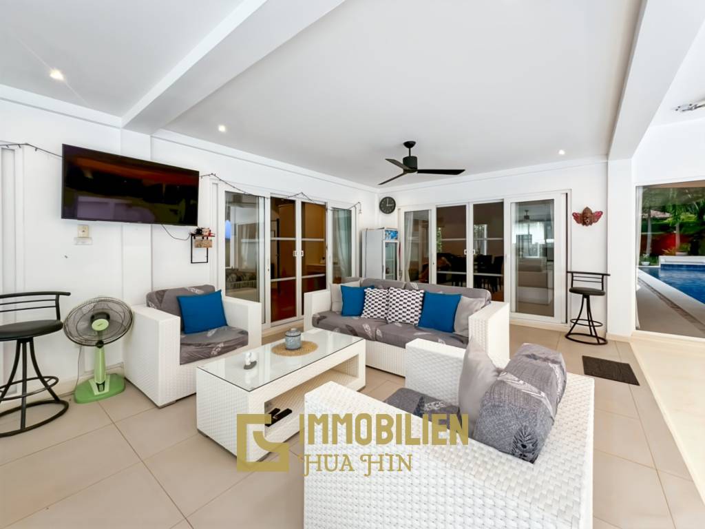 Großes Grundstück / 4 Schlafzimmer und 4 Bäder