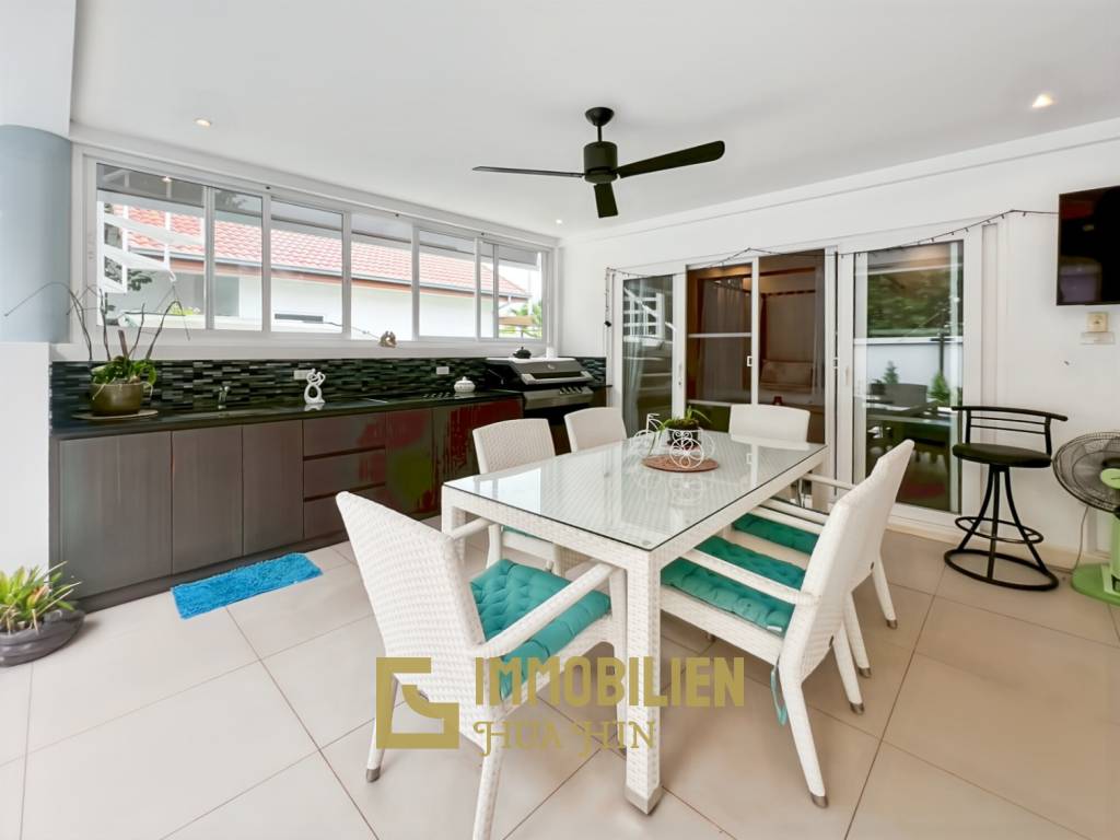 Großes Grundstück / 4 Schlafzimmer und 4 Bäder