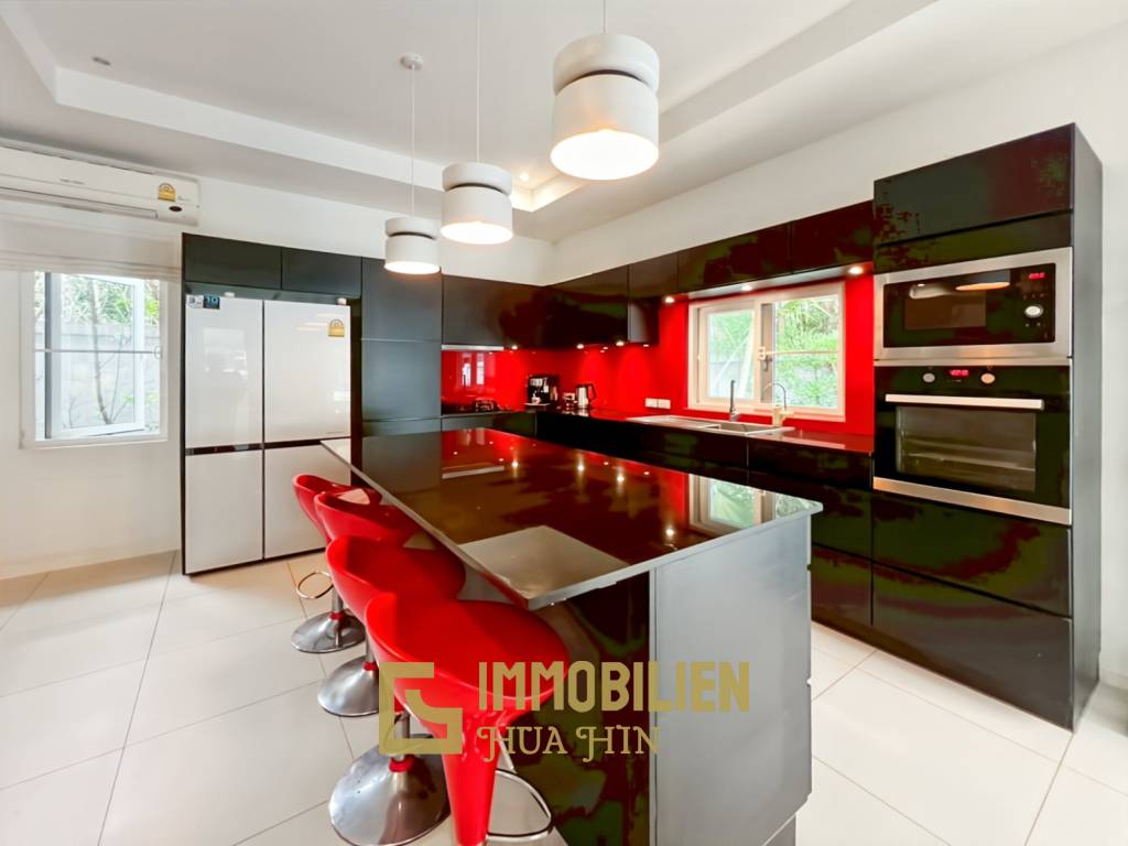 Großes Grundstück / 4 Schlafzimmer und 4 Bäder