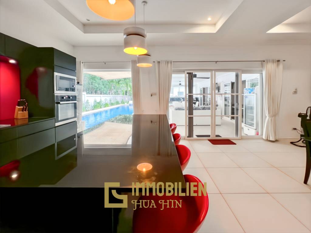 Großes Grundstück / 4 Schlafzimmer und 4 Bäder