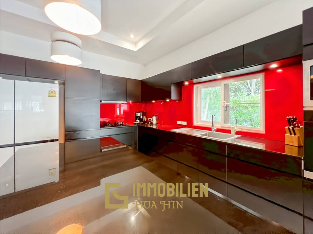 Großes Grundstück / 4 Schlafzimmer und 4 Bäder