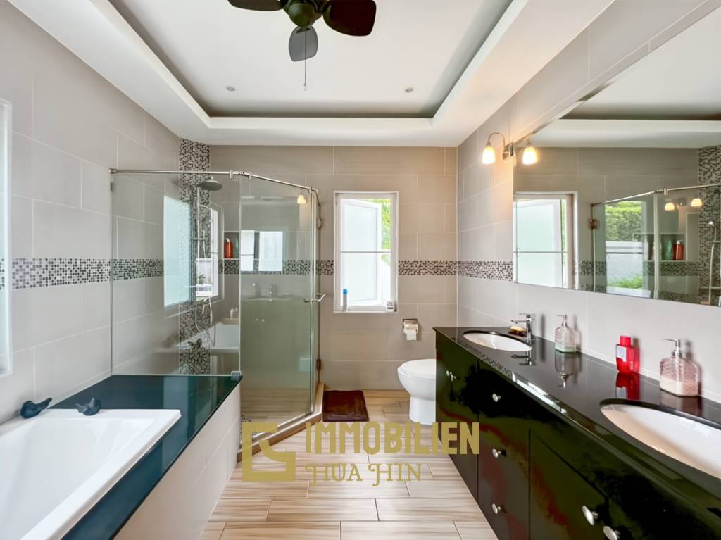 Großes Grundstück / 4 Schlafzimmer und 4 Bäder