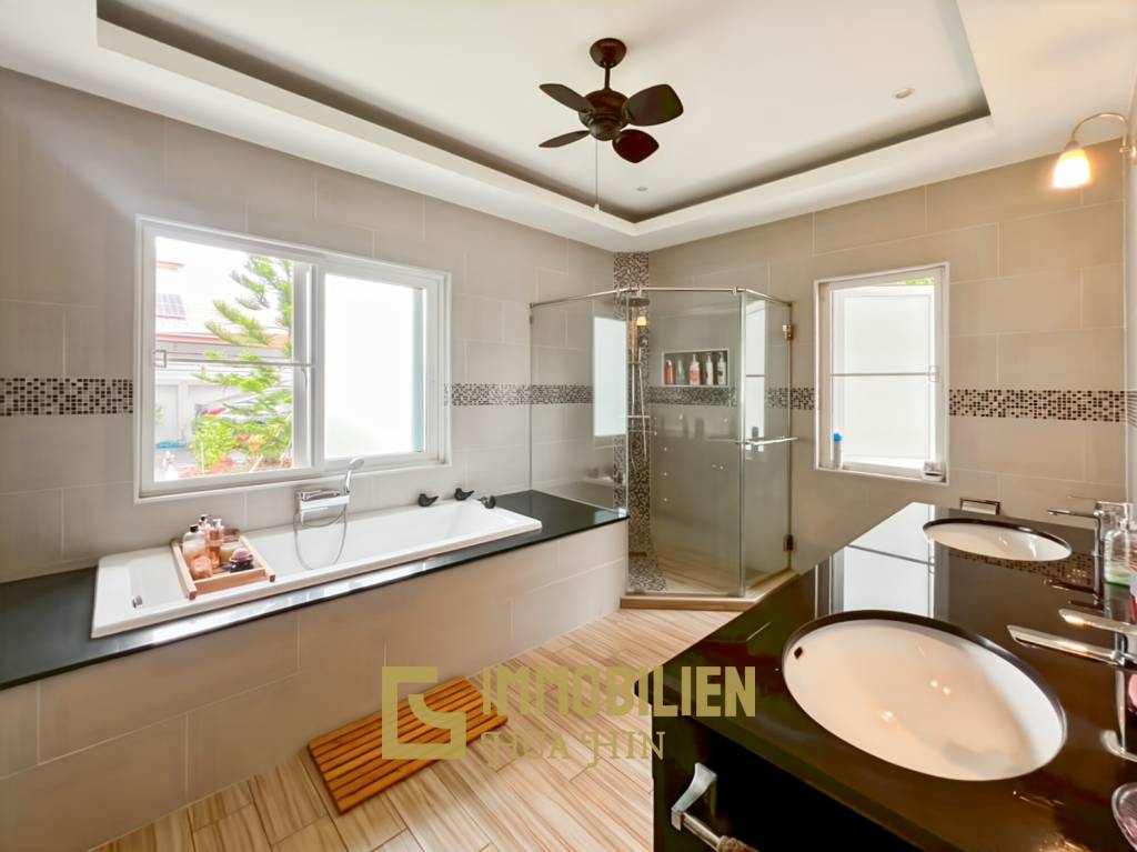 Großes Grundstück / 4 Schlafzimmer und 4 Bäder