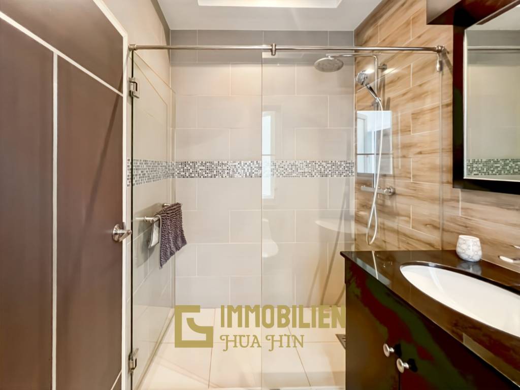 Großes Grundstück / 4 Schlafzimmer und 4 Bäder