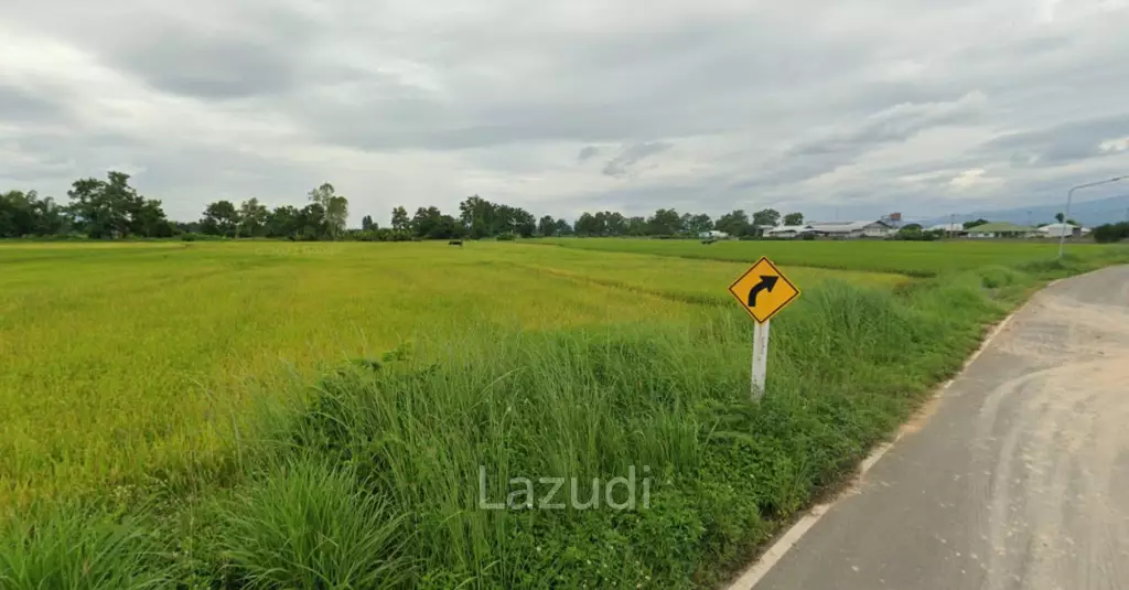 109 Rai Land for Sale Close to Phahonyothin Rd. in Mae Lao