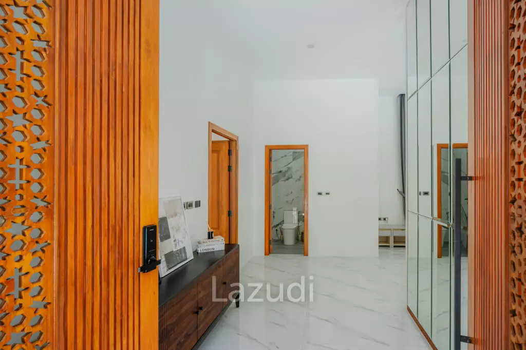 Modern 5-Bedroom Villa in Si Sunthon Thailand