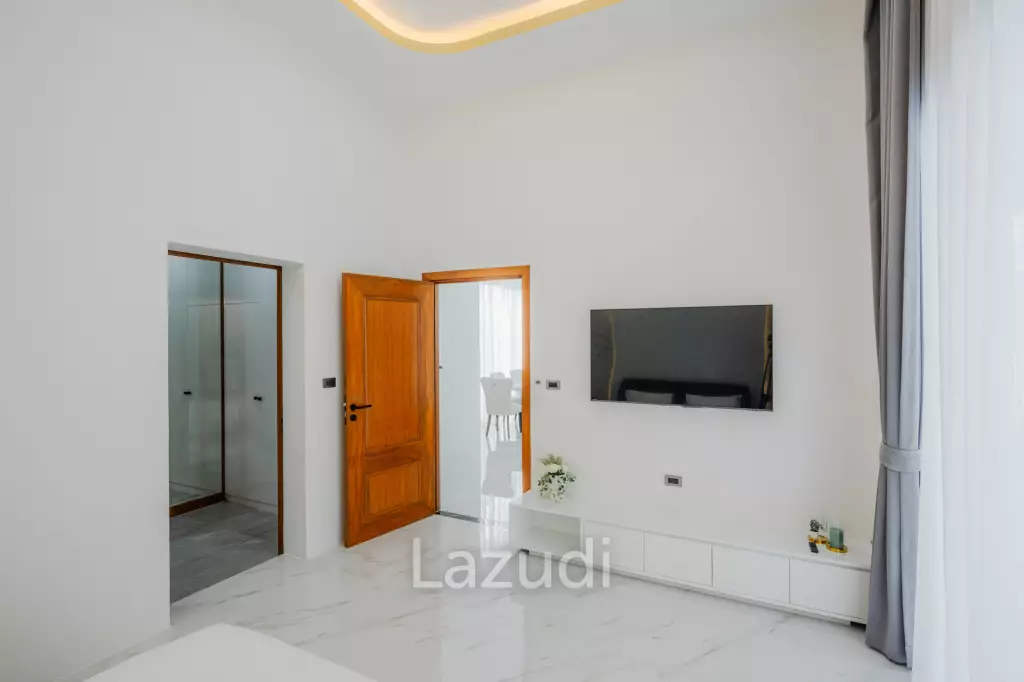 Modern 5-Bedroom Villa in Si Sunthon Thailand