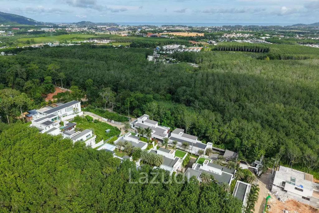 Modern 5-Bedroom Villa in Si Sunthon Thailand