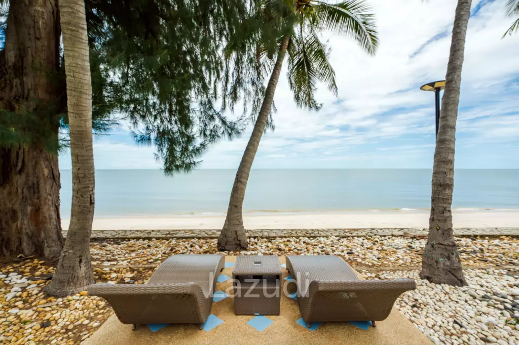 Beachfront Condo For Rent : Spacious 3-Bedroom with Stunning Oceanview