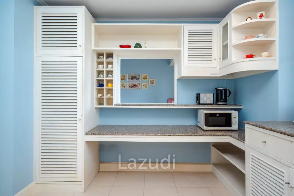 Beachfront Condo For Rent : Spacious 3-Bedroom with Stunning Oceanview