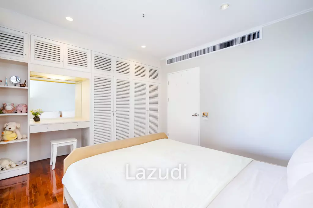 Beachfront Condo For Rent : Spacious 3-Bedroom with Stunning Oceanview