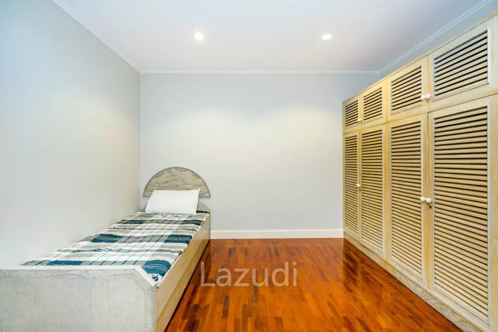 Beachfront Condo For Rent : Spacious 3-Bedroom with Stunning Oceanview