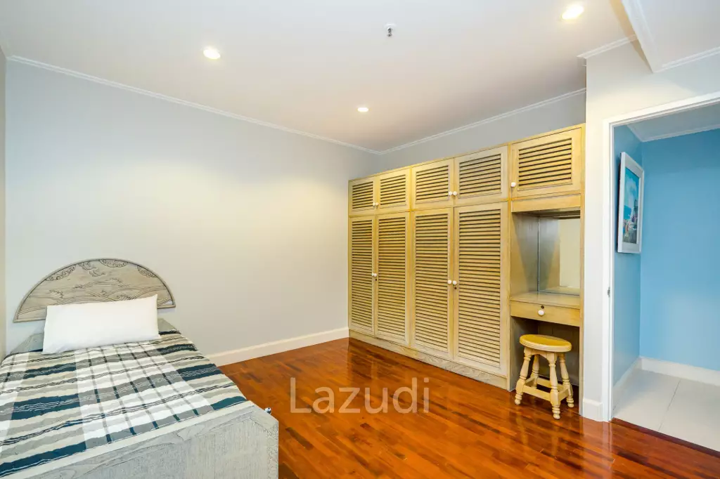 Beachfront Condo For Rent : Spacious 3-Bedroom with Stunning Oceanview