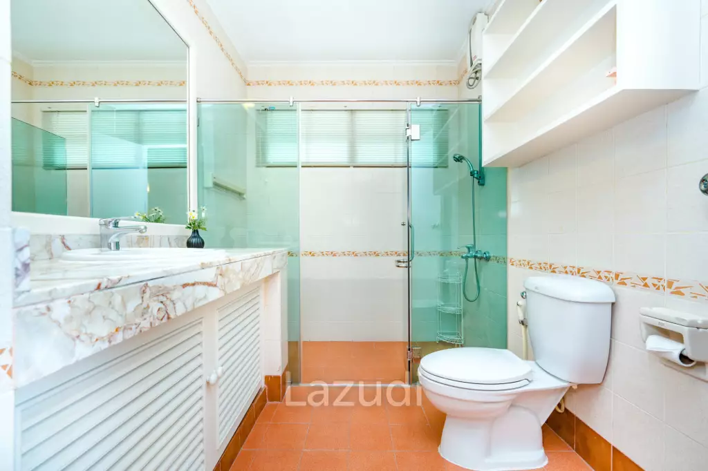 Beachfront Condo For Rent : Spacious 3-Bedroom with Stunning Oceanview