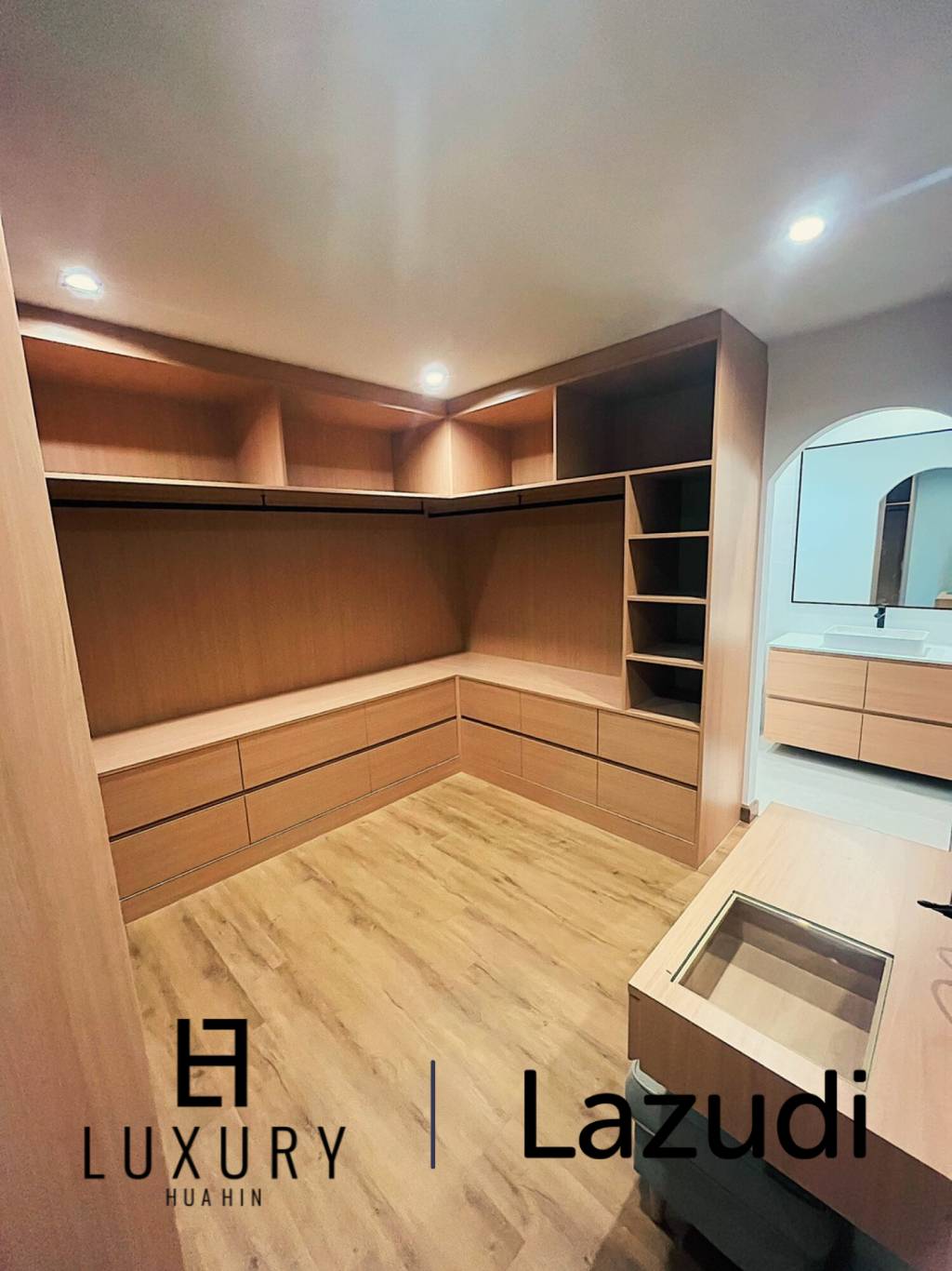 ทาวน์เฮ้าส์สองชั้นสไตล์โมเดิร์นที่หนองแค หัวหิน