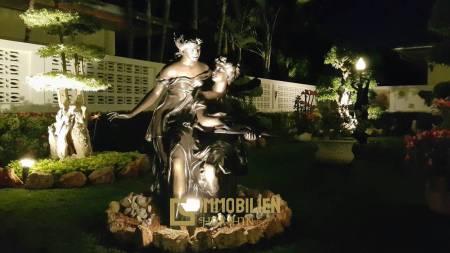 Jardin magnifiquement aménagé / Installations exclusives / Complexe avec centre de remise en forme et piscine commune