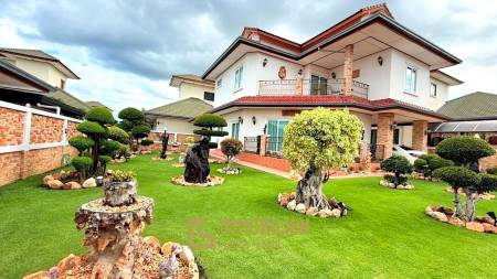 Jardin magnifiquement aménagé / Installations exclusives / Complexe avec centre de remise en forme et piscine commune
