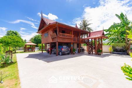 Stunning Thai Wooden Villa with Pool in Pranburi