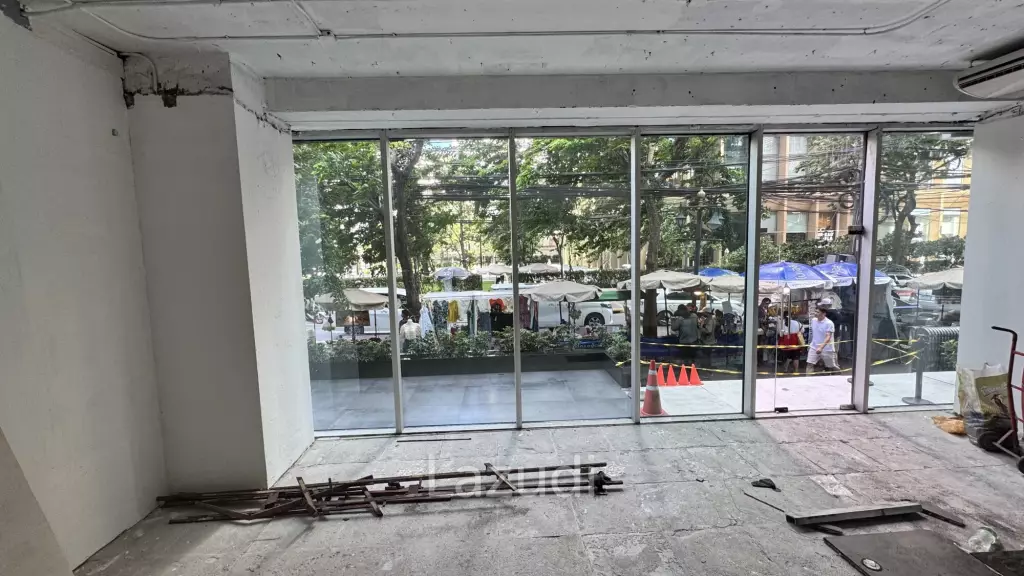 Prime Duplex Retail Space in Si Lom Bangkok with High Footfall